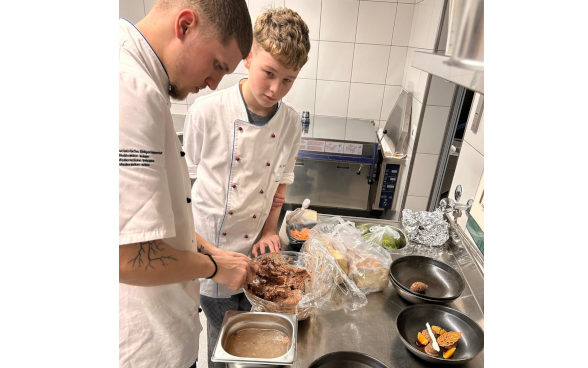 Apprenti cuisinier et stagiaire dans la cuisine du Campus OFDF à Liestal
