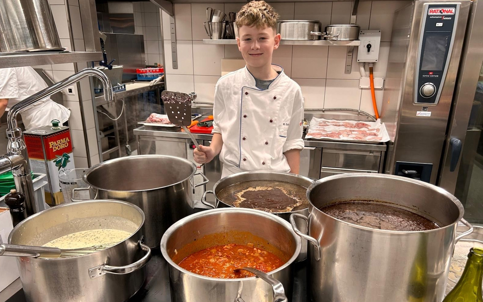 Stagiaire d'orientation dans la cuisine du Campus OFDF à Liestal